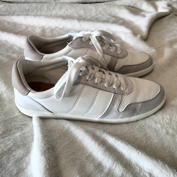 Universal Threads Sneakers - Picture 1 of 5